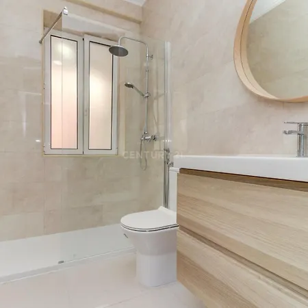 בית אירוח Spacious Without Window ליסבון